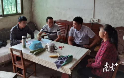 龙须带水库移民村党总支书记、区级社会工作观察员李志强（右二）走访入户，倾听群众心声。