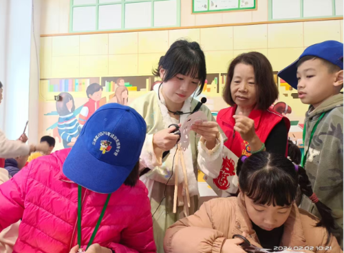 志愿者在“和悦”法治文化集聚区开展剪纸普法活动。唐梦 摄