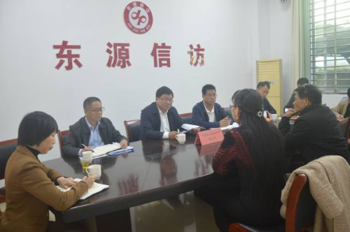 2024年12月，县委、镇委书记主动接访信访群众。