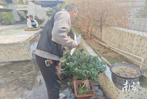 西湖社区楼栋长进行楼栋巡视工作。孙运冰 摄