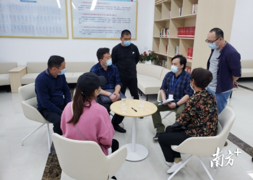 矛盾纠纷当事人走进综治中心反映情况。