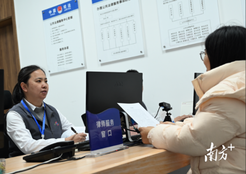 厚街镇综治中心设立“首席法律咨询专家工作站”“法学会基层服务站”，推动矛盾纠纷在法治轨道上化解。
