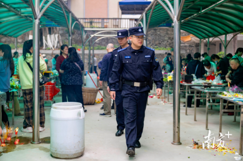 兴华派出所4.39平方公里辖区内有广州市殡葬服务中心铭恩园和广州银河烈士陵园。
