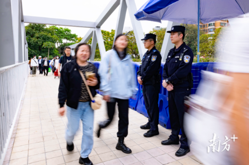 巡逻、为群众答疑解惑、疏导交通……民警们忙得停不下来。