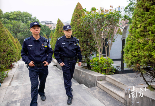 民警黄展新和搭档戴智慧已早早到岗，沿着熟悉的步道开始巡逻。