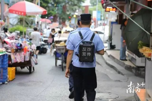 平时，民警会背上写有“反诈宣传”的音箱宣传反诈知识。