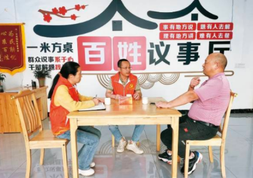 始兴县司前社区“一米方桌”百姓议事厅接待群众。 始兴县委组织部/供图
