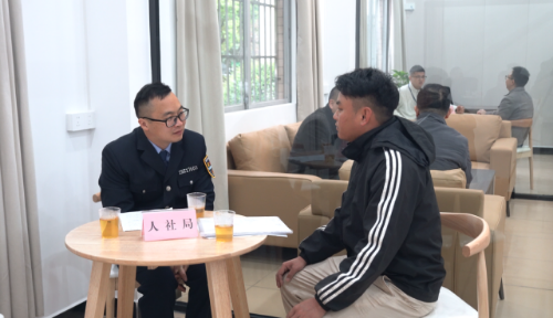 县人社局在县综治中心接访劳动关系领域矛盾纠纷