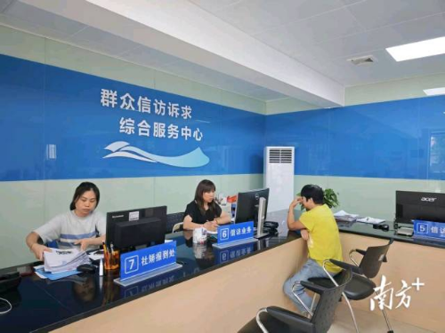 群众来神湾镇综治中心办事。 