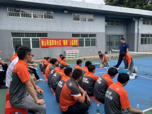 △组织快递从业人员开展应急救护公益课堂活动。