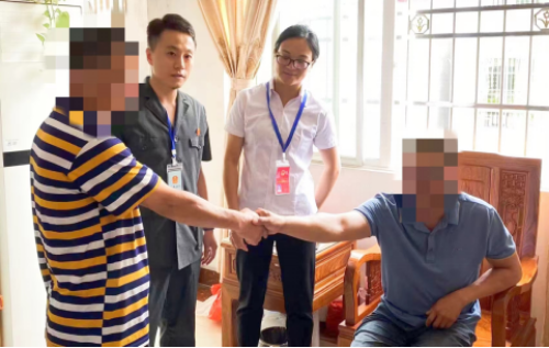 德城街道城中社区人大代表彭金莲在调解一起房屋漏水案件，双方当事人最后握手言和。德庆县人民法院 供图