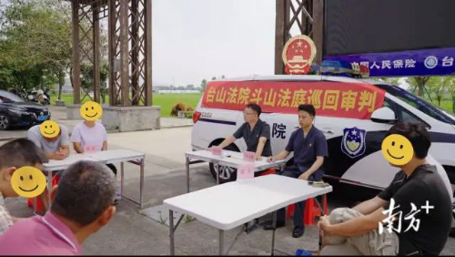 法官巡回庭审调解案件。