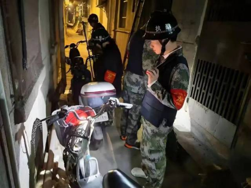 清理夜间违停电动车
