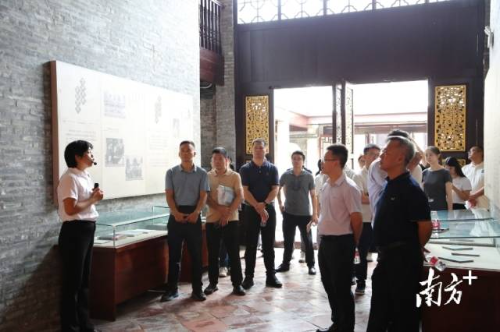 会后,参会人员前往梁启超故居纪念馆现场参观梁启超家风文化宣传展览。受访者供图 受访者 供图