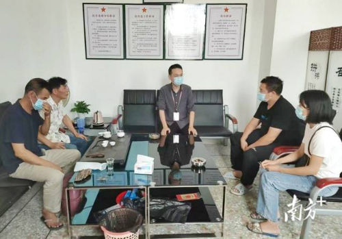 基层调解员在疏解矛盾双方情绪的基础上，组织双方面对面交流，依法妥善化解纠纷。  受访者供图