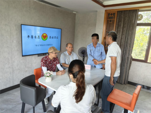 调解员在“和合”驿站开展调解工作。受访者供图