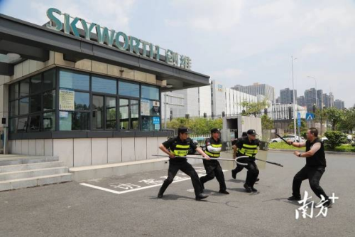 企业最小应急单元正在模拟演练。