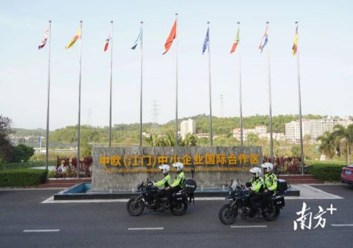 骑警队正在巡逻。