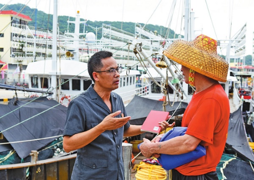 南海开渔，法官登船送法