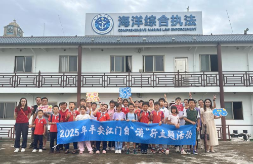 亲子家庭合影留念。周拥军摄.jpg