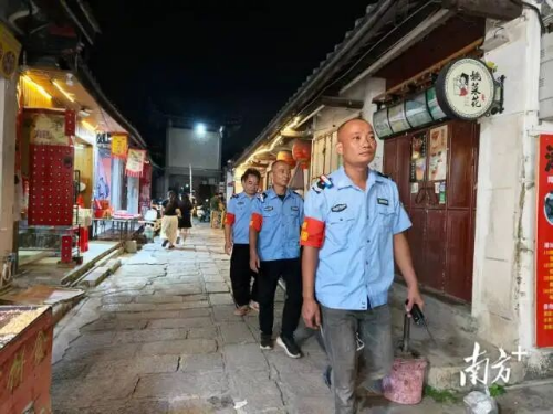 “古寨义警”等群防群治力量在景区内步巡。受访者供图