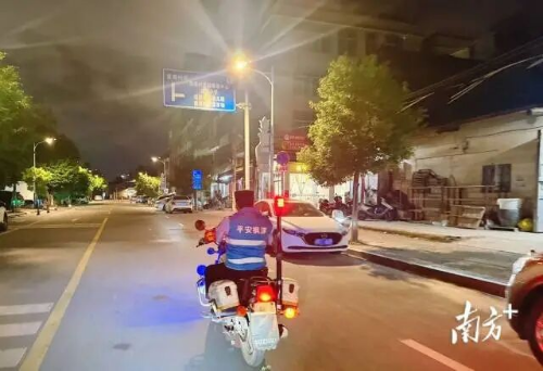 枫溪镇组织群防群治力量开展“平安夜巡”工作。受访者供图 枫溪镇组织群防群治力量开展“平安夜巡”工作。受访者供图