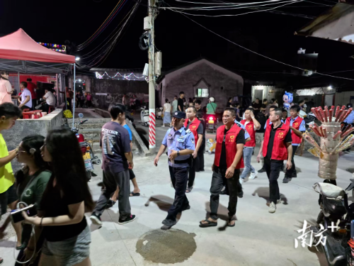 古巷镇组织群防群治力量护航民俗活动开展。受访者供图 古巷镇组织群防群治力量护航民俗活动开展。受访者供图