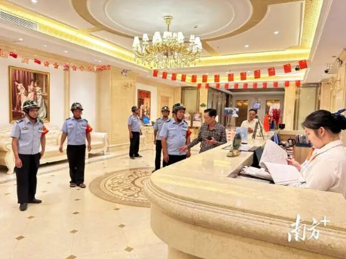 凤凰镇组织群防群治力量对酒店等重点场所进行检查。受访者供图 凤凰镇组织群防群治力量对酒店等重点场所进行检查。受访者供图