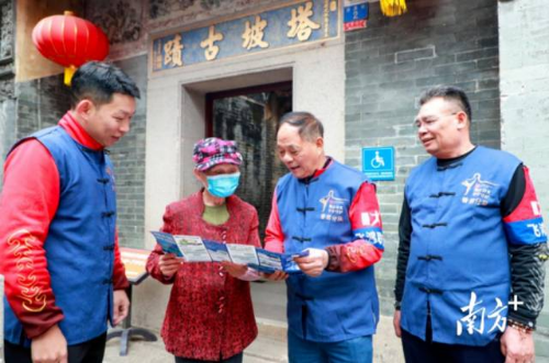 飞鸿联盟志愿者向群众宣讲反诈知识。佛山市委政法委供图