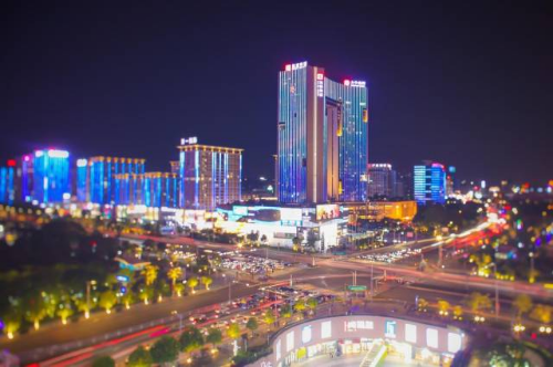 夜色里的鸿福路商圈。