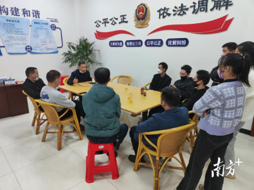 在东埔街道人民调解室,调解员正帮当事人把 “疙瘩” 解开。