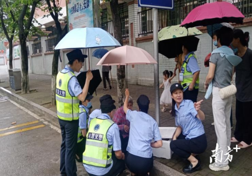 义警队员暖心救助路边昏迷老人。