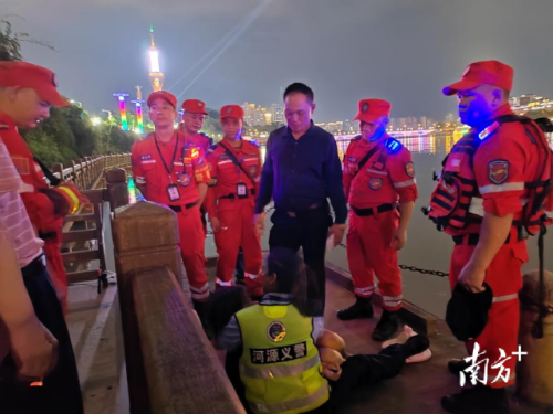 义警队员争分夺秒筑防线,成功营救欲轻生女子。