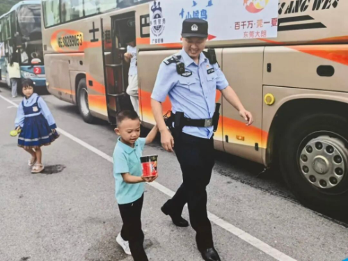 两地携手共建“小候鸟”跨省团圆活动。