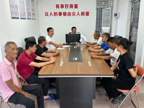 金町村“夕阳红·老舅公”调解队在调解村民纠纷。