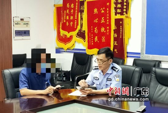 东莞站派出所所长陈建华与离家出走孩子的父亲谈心。 通讯员 刘妍 摄