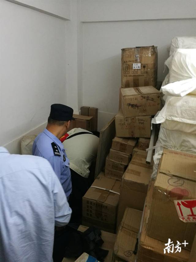 办案民警在收缴查获的部分易制毒原料。