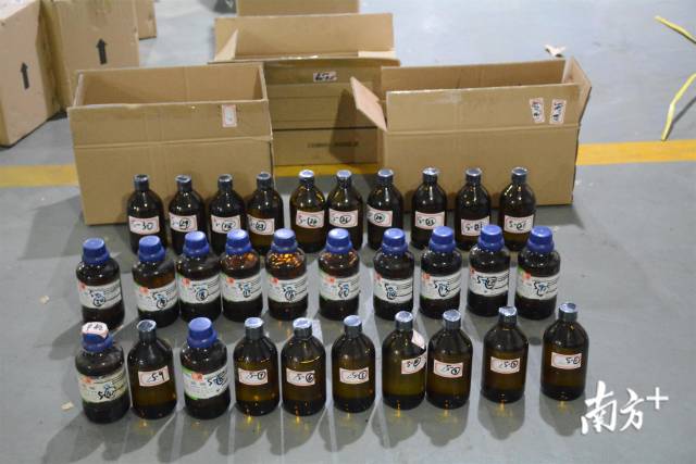 本案查获的部分易制毒原料硫酸。