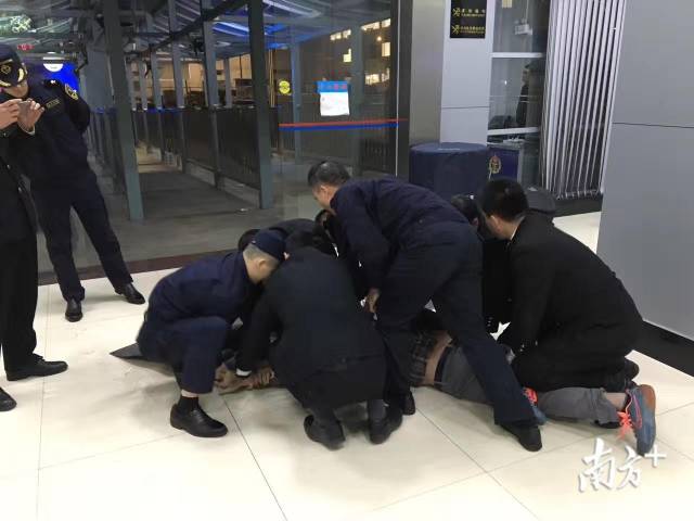 关舒文与同事合力将涉毒分子按倒在地