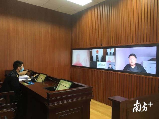 经办法官通过远程庭审系统对跨省解封案进行线上会商。法院供图