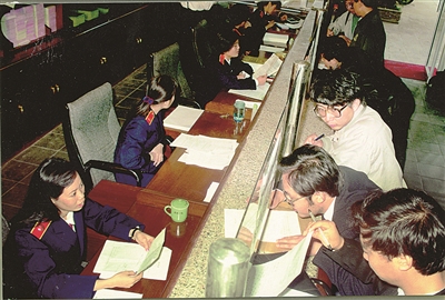 图为1991年全国第一个立案处在深圳中院投入使用后，立案窗口前人头攒动。资料图片