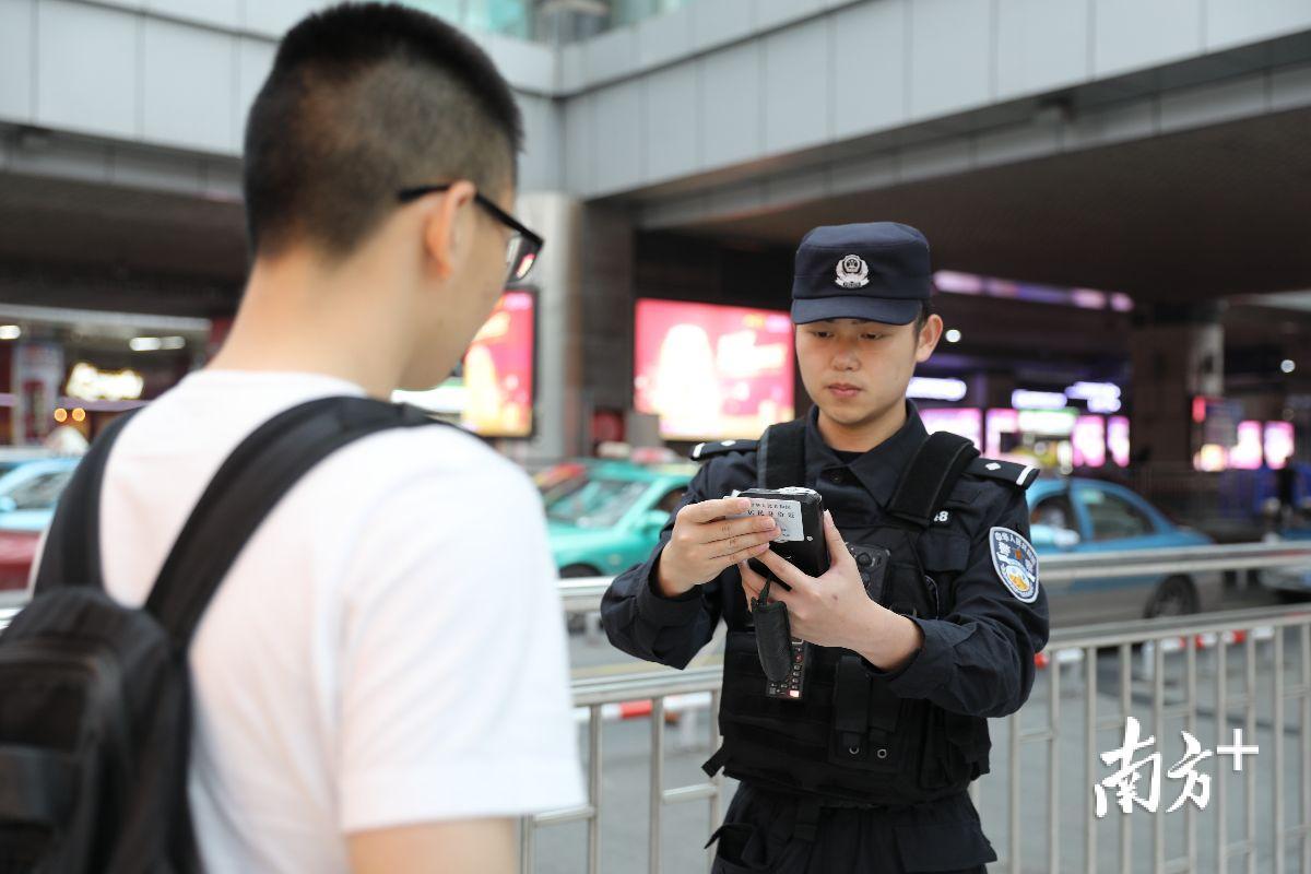 天河公安民警进行路面盘查。