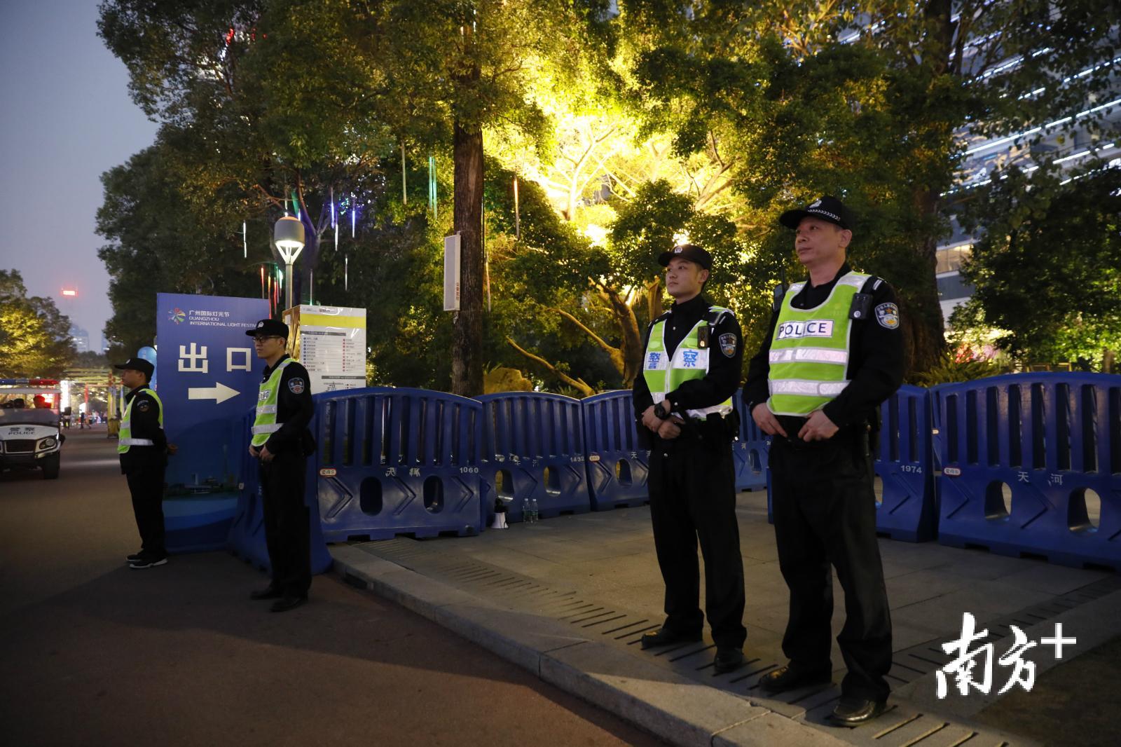 广州国际灯光节上，天河公安民警在花城广场安保护航。