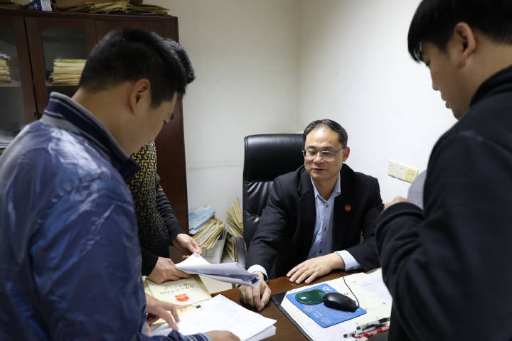 案件圆满执结，债权人到中山一院办理收款和结案手续。余夷超 摄