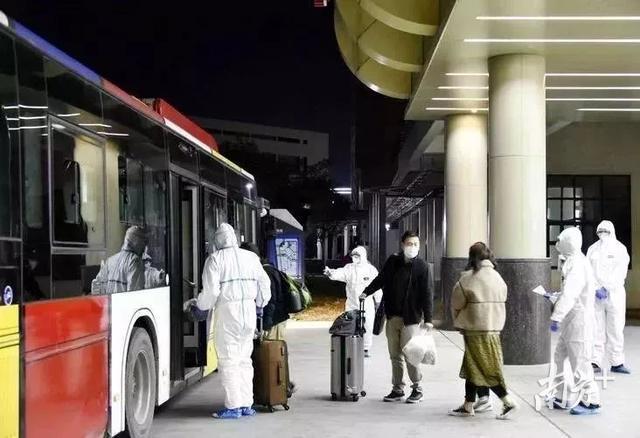 护送涉疫人员搭乘大巴。