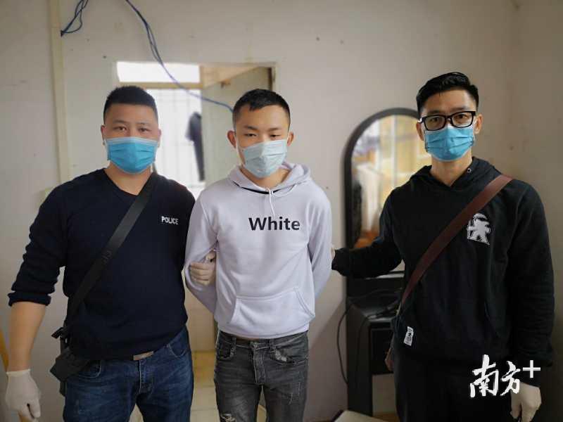 郭景辉（左一）在与专案组的密切配合下成功破获一起涉及金额16万人民币的口罩诈骗案。