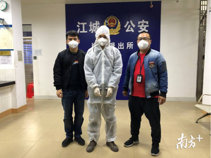何健勇（右一）与同事奔赴阳江市江城区成功抓获犯罪嫌疑人。