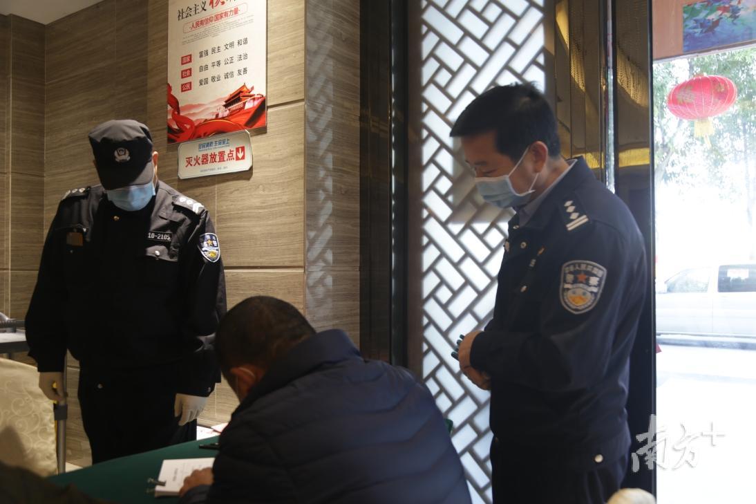 东莞高埗公安分局副局长刘文革不顾手指折断的疼痛，在简单包扎后即返回岗位继续组织指挥防控工作。