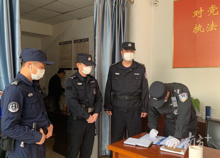 东莞常平公安分局巡警大队民警唐四新向组织请求放弃病休，带病返回工作岗位，主动要求参加“战疫”。