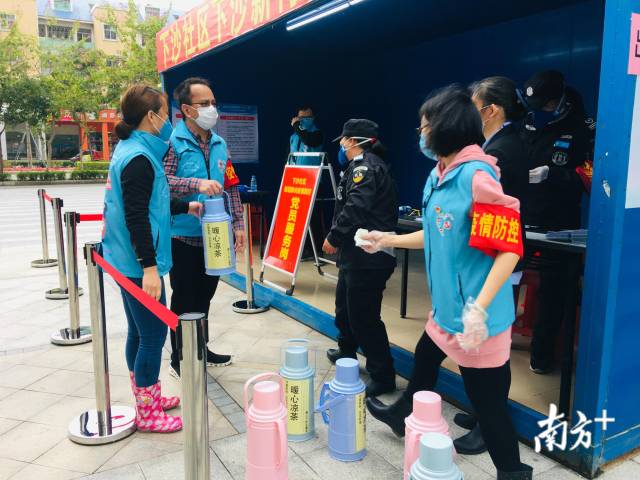 位于深圳市大鹏新区的一个小区内，志愿者们正在为抗疫一线工作人员送上“暖心凉茶”。受访者供图